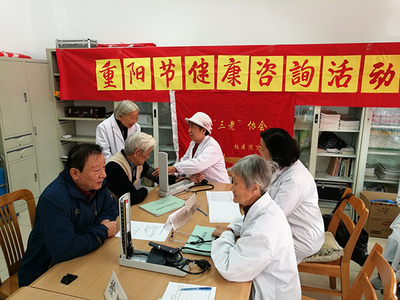 北航校醫(yī)院退休職工黨支部重陽送健康，溫暖情意暖夕陽